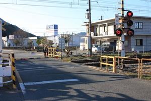 電車の踏み切り信号が赤になっている写真